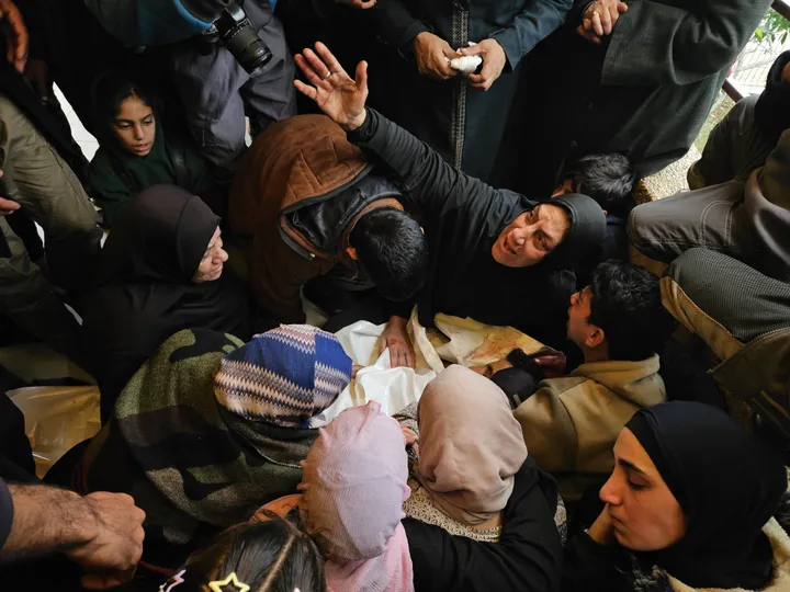 شهيد بنيران جيش الاحتلال غربي خان يونس جنوبي قطاع غزة وسط قصف متواصل وأمطار تُغرق خيام النازحين