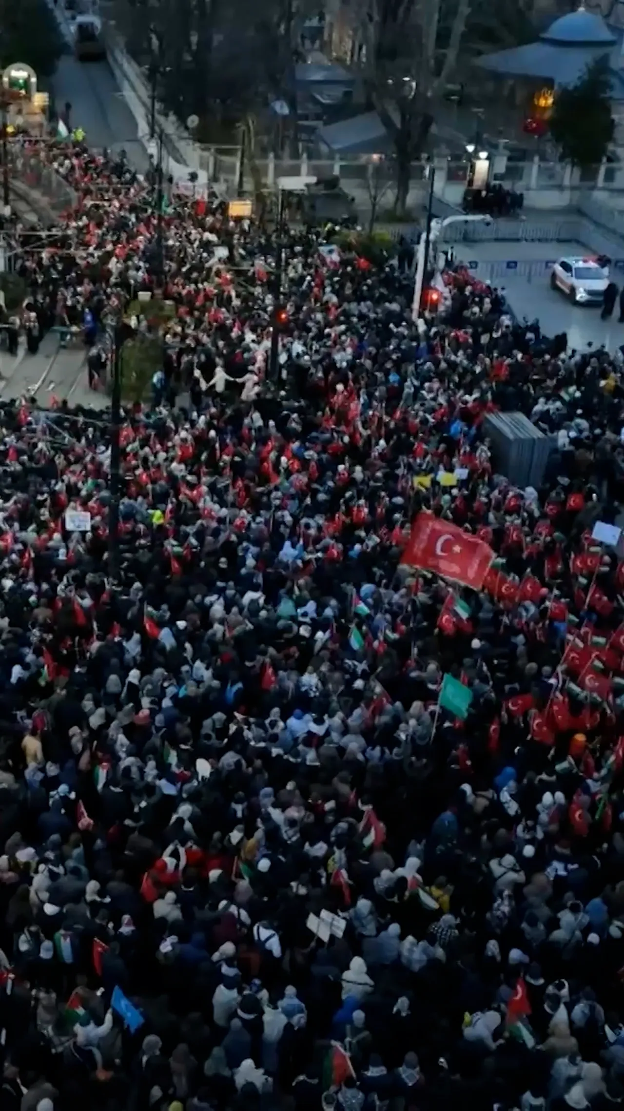 Unjuk rasa massal pro-Palestina pada Hari Tahun Baru di Istanbul