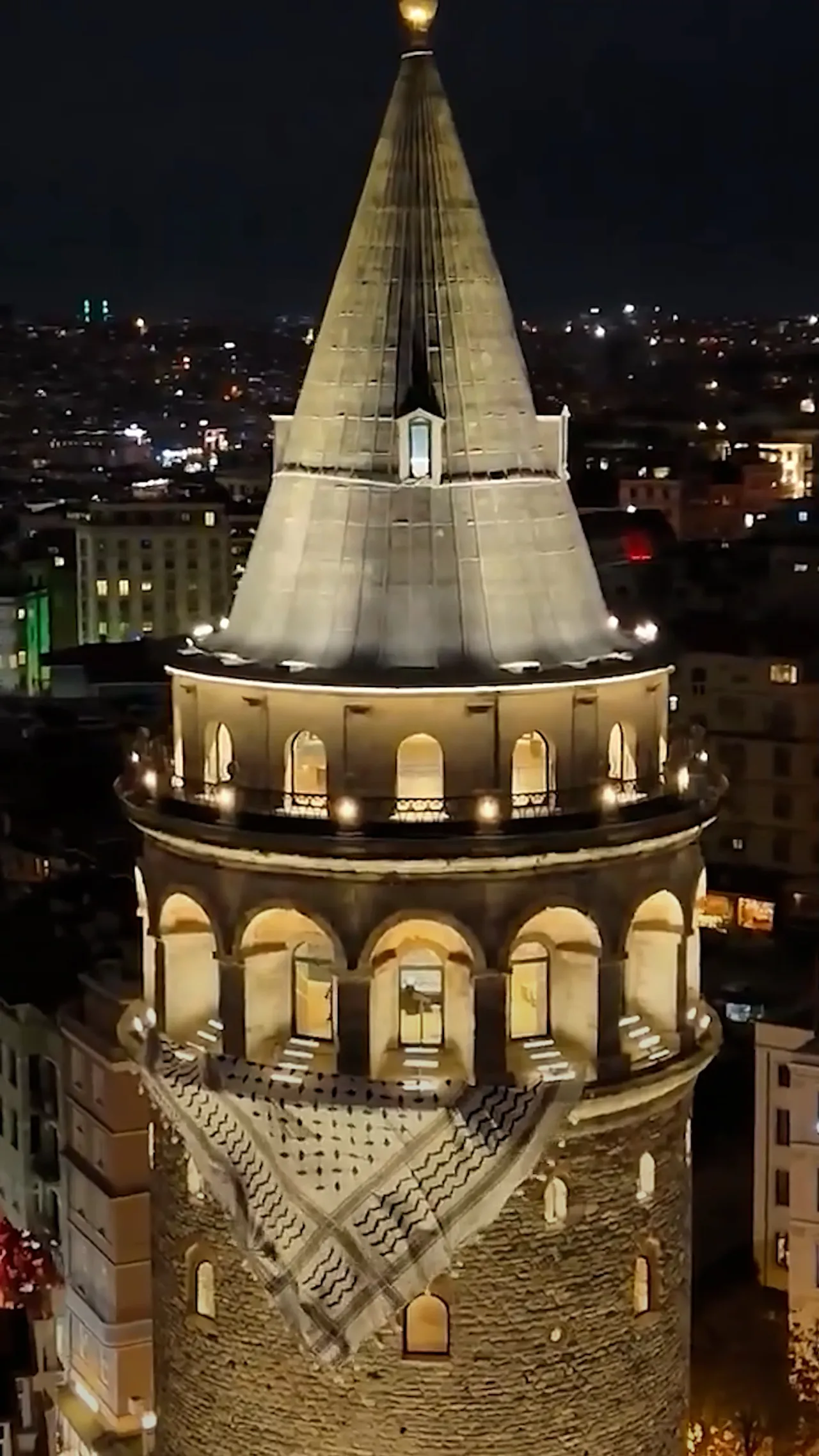 Menara Galata di Istanbul dihiasi dengan keffiyeh Palestina