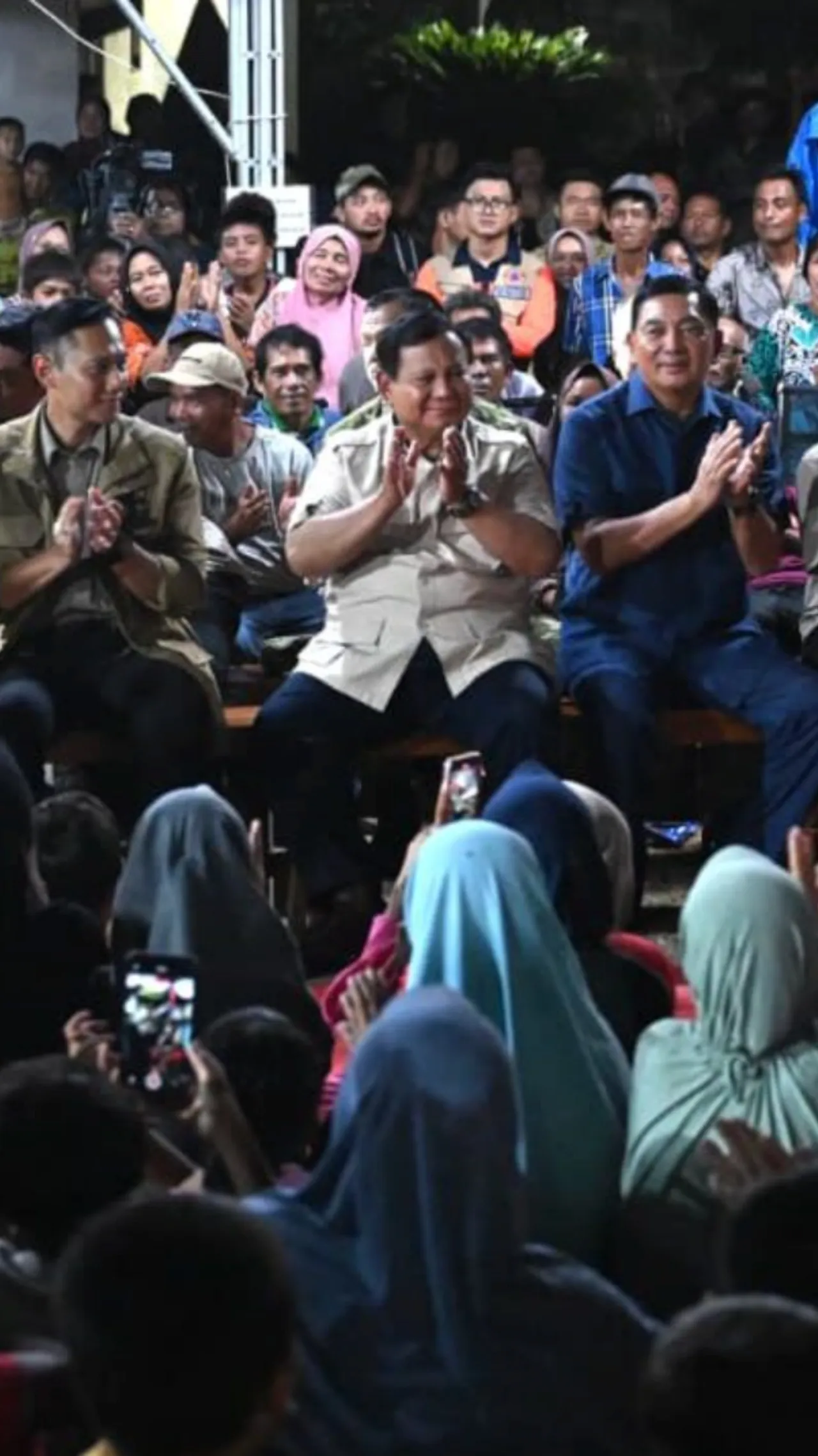 Presiden Prabowo bersama warga di lokasi bencana pada malam Tahun Baru