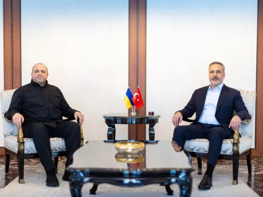 Fidan e Kalin, da Türkiye, reuniram-se com Umerov, da Ucrânia, em Ancara