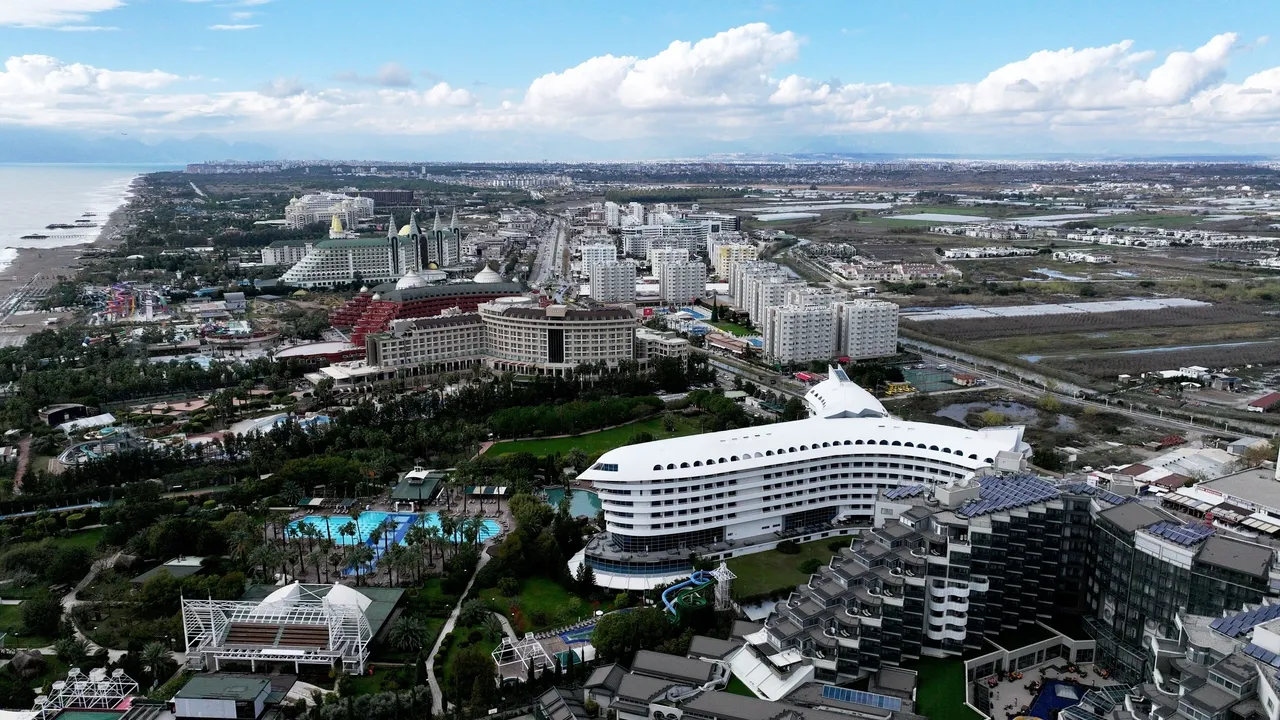 آنتالیا در سال ۲۰۲۵ با میزبانی بیش از ۱۷.۱ میلیون گردشگر رکورد تازه‌ای ثبت کرد