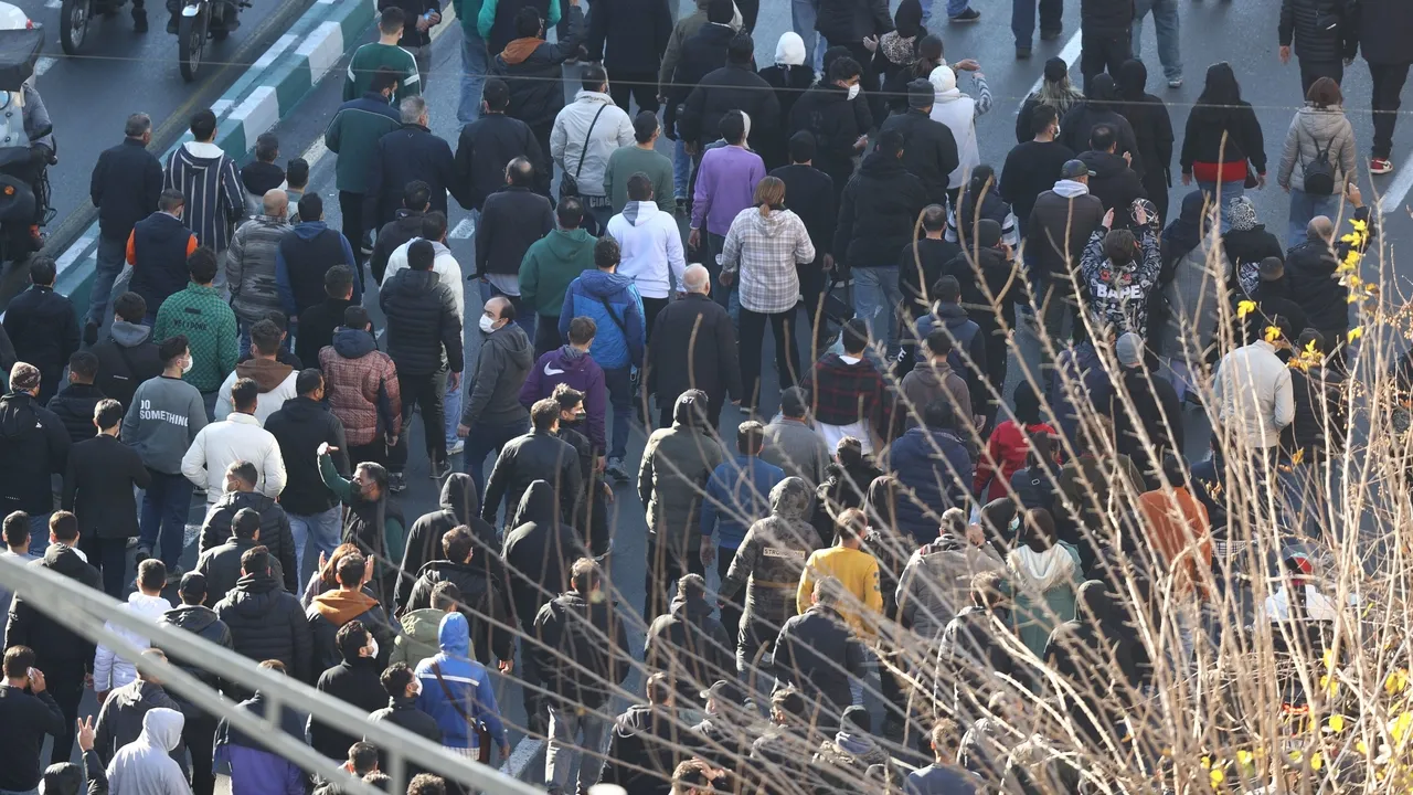 ادامه اعتراض‌ها به گرانی در ایران به درگیری و کشته‌شدن چند نفر انجامید