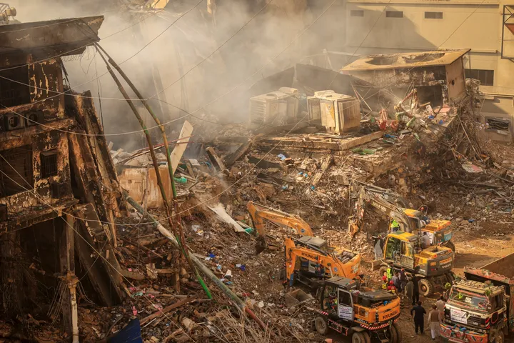 باكستان.. 26 قتيلاً وعشرات المفقودين جراء حريق بمركز تجاري في كراتشي