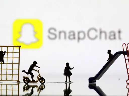 Reino Unido e França ponderam proibir redes sociais aos jovens num debate acalorado