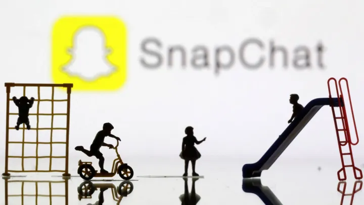 Reino Unido e França ponderam proibir redes sociais aos jovens num debate acalorado