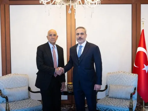 Ministro dos Negócios Estrangeiros turco reuniu-se com o norte-americano Barrack