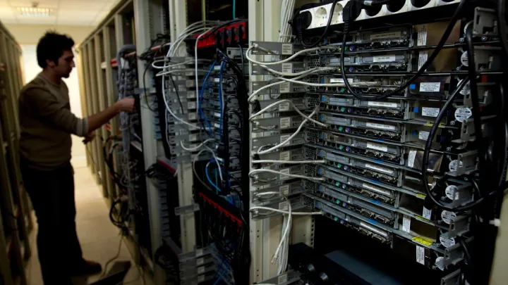 معاون رئیس جمهور ایران: اینترنت تا آخر هفته به وضع عادی برمی‌گردد