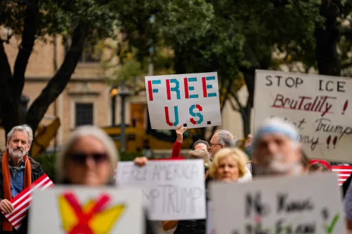 احتجاجات واسعة في الولايات المتحدة ضد سياسات ترمب للهجرة في الذكرى الأولى لولايته الثانية