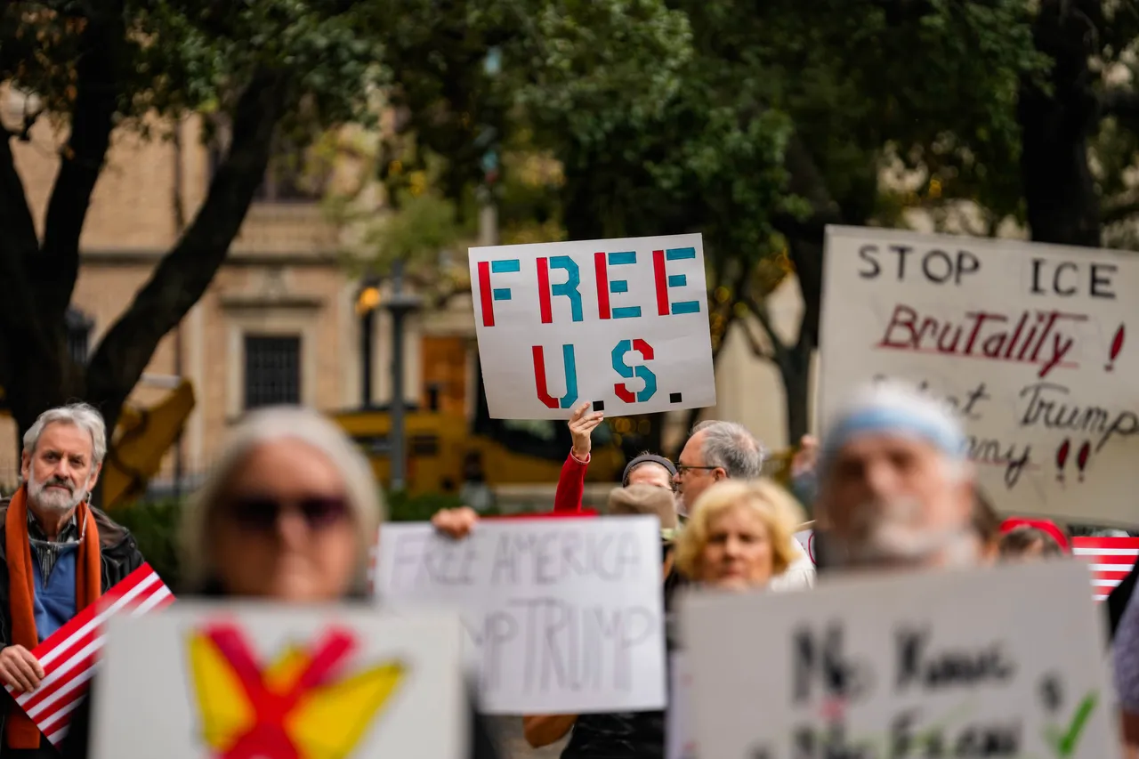 احتجاجات واسعة في الولايات المتحدة ضد سياسات ترمب للهجرة في الذكرى الأولى لولايته الثانية