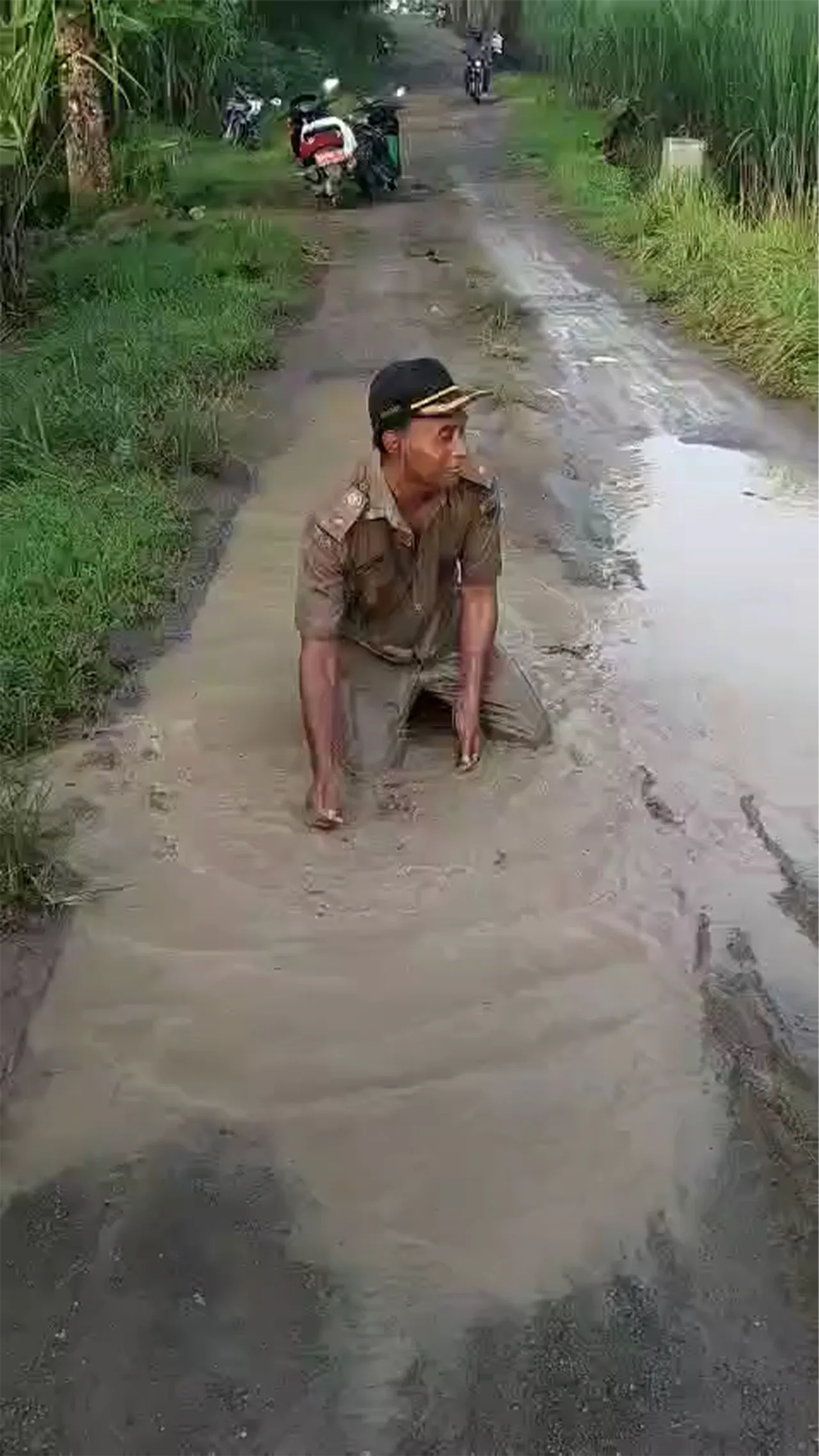Kepala Desa di Sragen protes jalan rusak yang tak kunjung diperbaiki dengan mandi lumpur