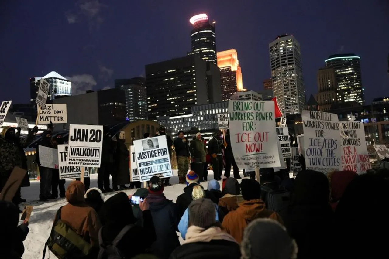 ИЦЕ се повлекува од Минесота по засилената операција за лов на мигранти и судир со демонстранти