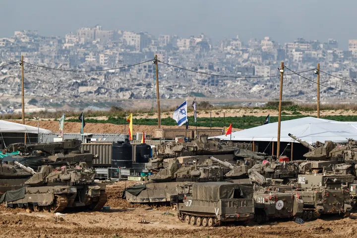 سلاح ودعم استخباراتي.. صحيفة تكشف دعم إسرائيل لميليشيات مسلحة في غزة ضد حماس