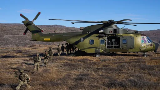Tramp utrawnı satıp almaqçı, ä Fransiyä Grenlandiyädä NATO künekmälären ütkärergä çaqıra