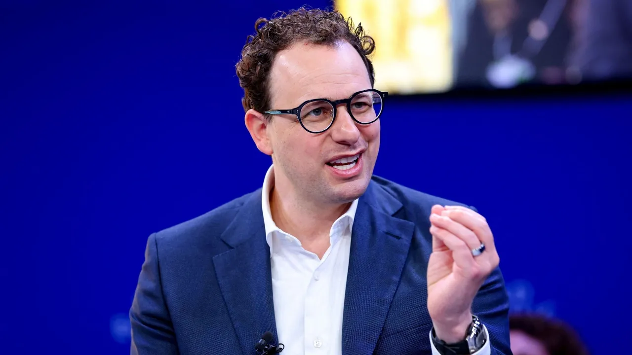 Глава ИИ-гиганта: продажа чипов Китаю — «безумие»