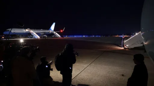 مشکل فنی در هواپیمای ریاست‌جمهوری آمریکا؛ ترامپ با هواپیمای دیگر عازم داووس شد