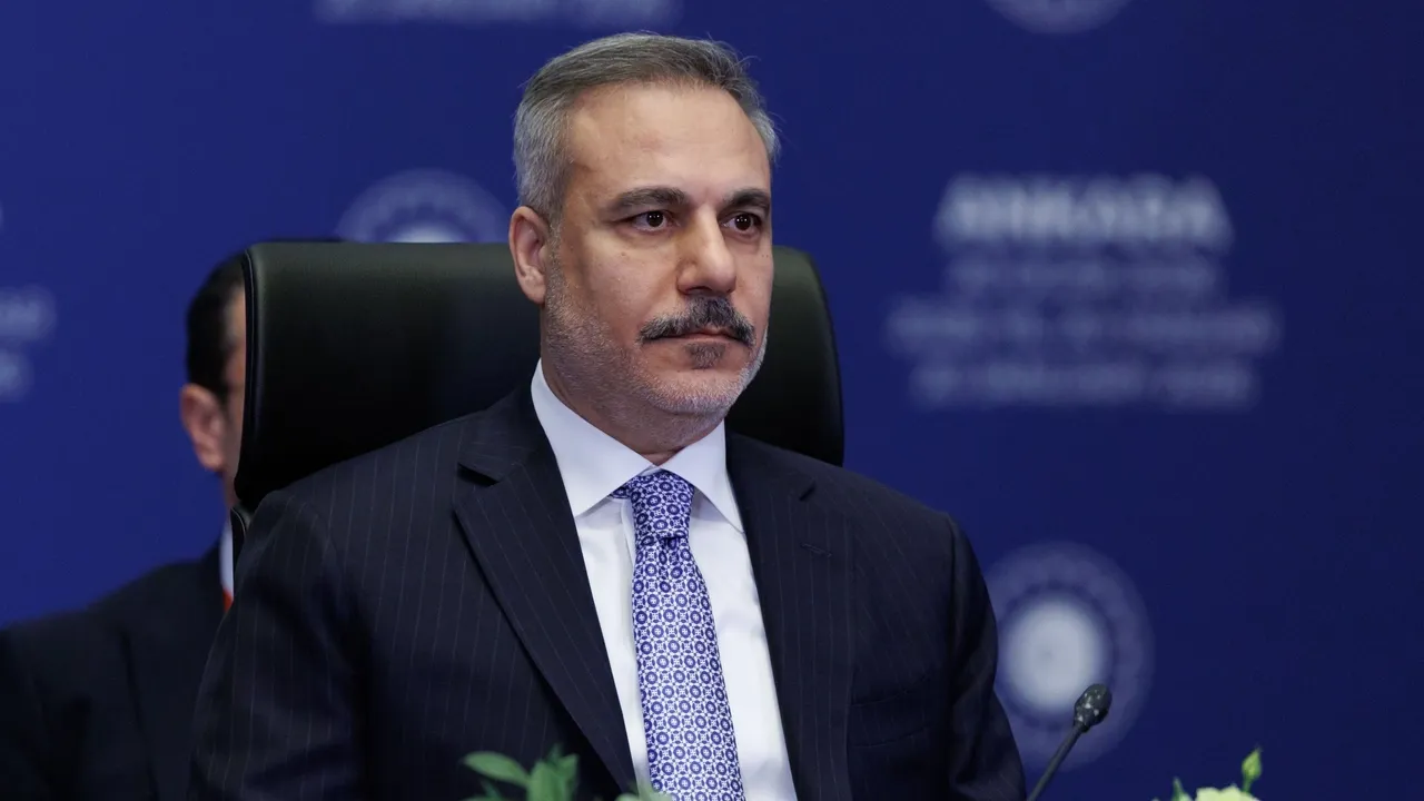 Türkiye apoia o acordo entre a Síria e as SDF, apesar das reservas, priorizando a estabilidade