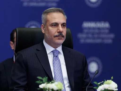 Türkiye apoia o acordo entre a Síria e as SDF, apesar das reservas, priorizando a estabilidade