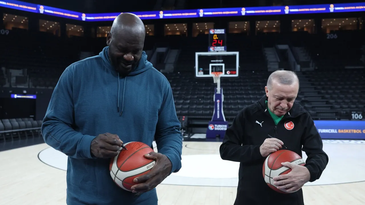 Erdogan joga basquetebol com a lenda da NBA Shaquille O’Neal em Istambul