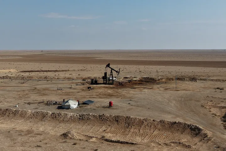 عودة الطاقة إلى قبضة الدولة.. كيف تعيد حقول النفط والغاز رسم اقتصاد سوريا؟