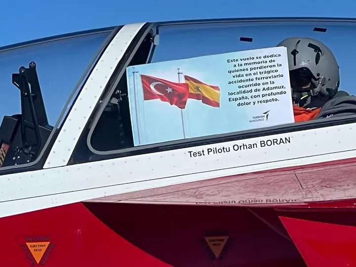طائرة "حر جيت" التركية تحلق في أنقرة لتأبين ضحايا حادث القطارين بإسبانيا