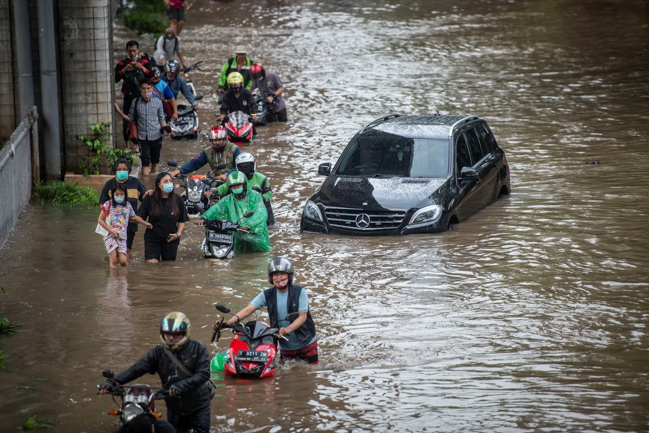 Hujan deras sebabkan delapan ruas jalan banjir di Jakarta
