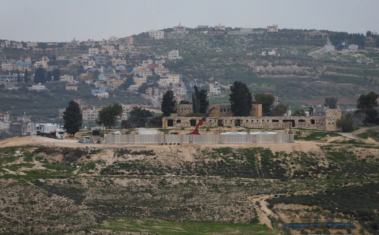 الضفة.. إصابة فلسطينيين باعتداءات الاحتلال والمستوطنين واستمرار إقامة بيوت متنقلة بمستوطنة "صانور"