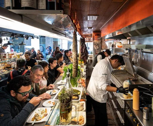 En el corazón de Barcelona, el barrio del Raval mezcla sabores, historias y culturas de migrantes