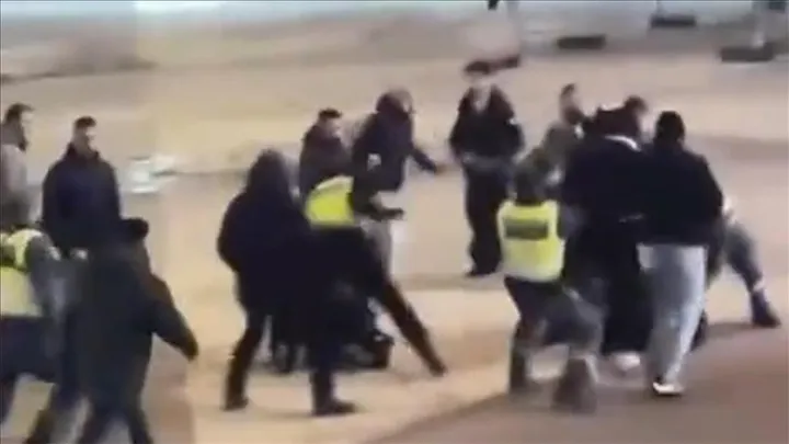 أنصار تنظيم YPG الإرهابي يعتدون على شاب رفع عَلم فلسطين في ستوكهولم