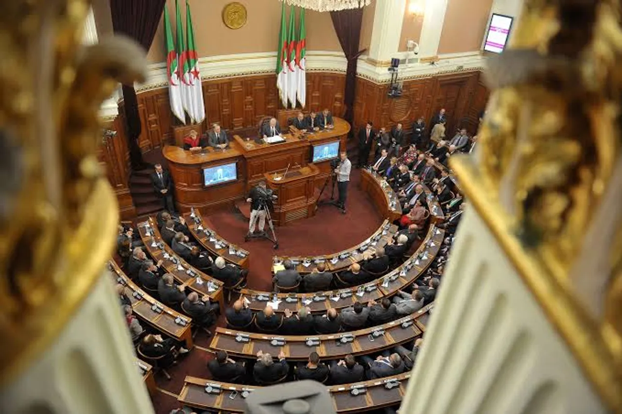 Algérie: le Sénat adopte la loi criminalisant le colonialisme mais retoque plusieurs articles