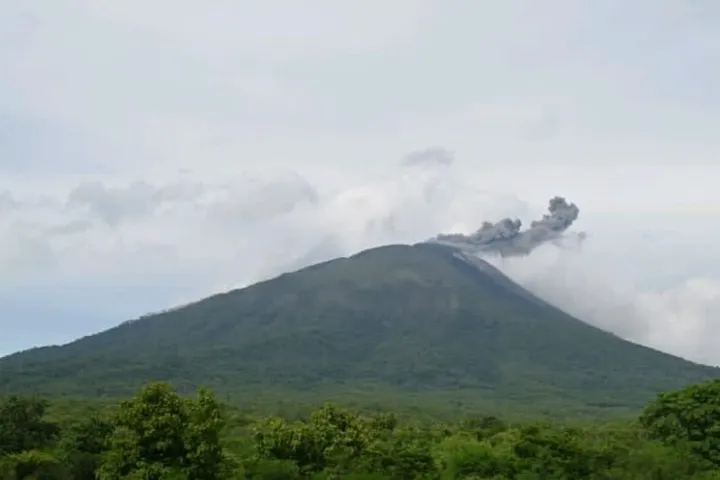 Gunung Ile Lewotolok mengalami 3.544 erupsi dalam dua pekan