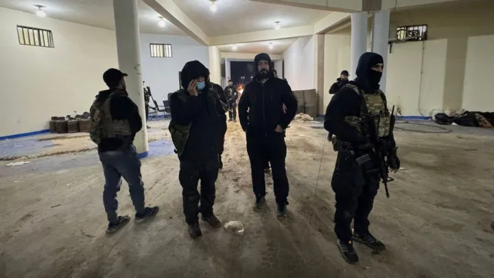 "بسط سلطة الدولة".. "العدل" السورية تتسلم سجن الأقطان في الرقة بعد خروج "YPG" الإرهابي