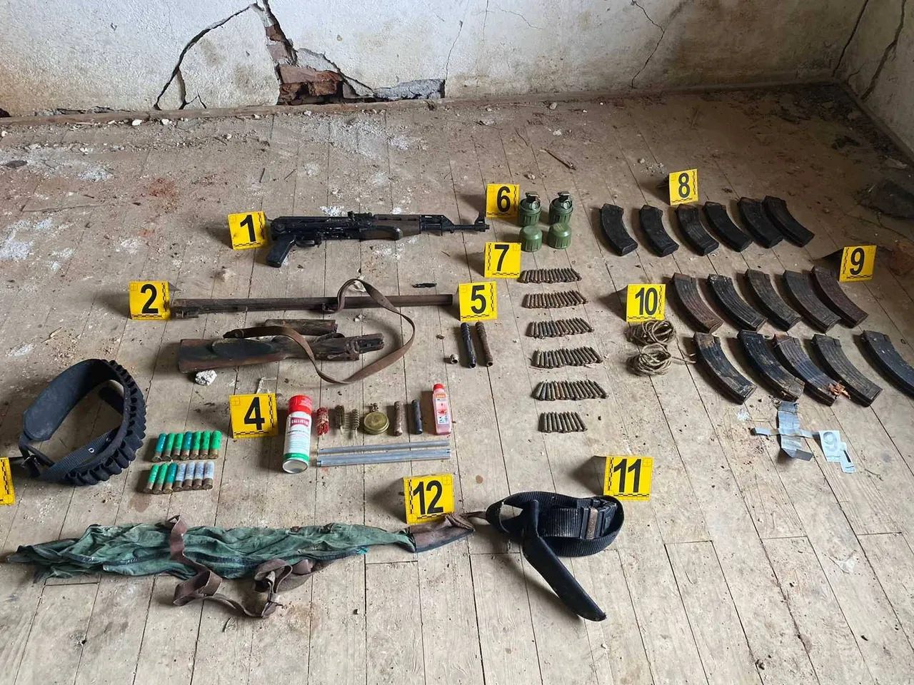 Policia e Kosovës gjen armë e municion në një shtëpi të braktisur në Zveçan