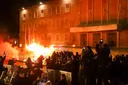 Tensione në protestën e opozitës në Shqipëri, hidhen molotovë drejt Kryeministrisë