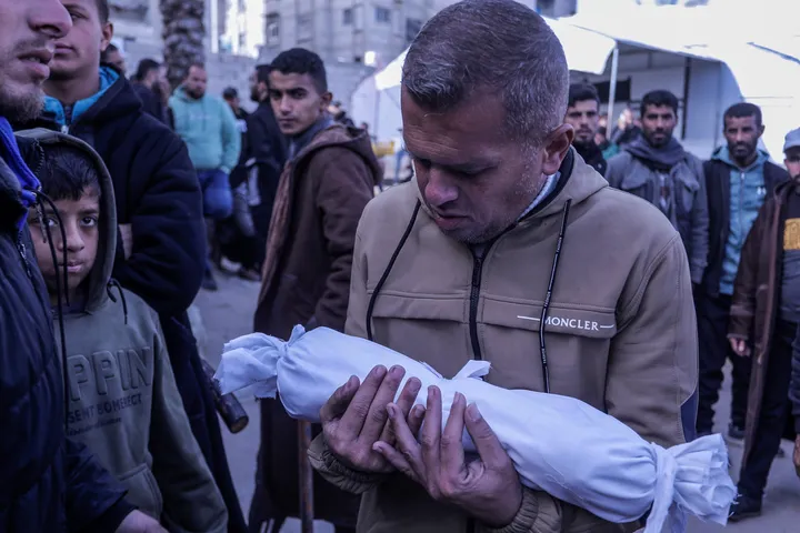 غزة.. استشهاد طفلين بقصف الاحتلال وارتفاع حصيلة وفيات الأطفال جراء البرد