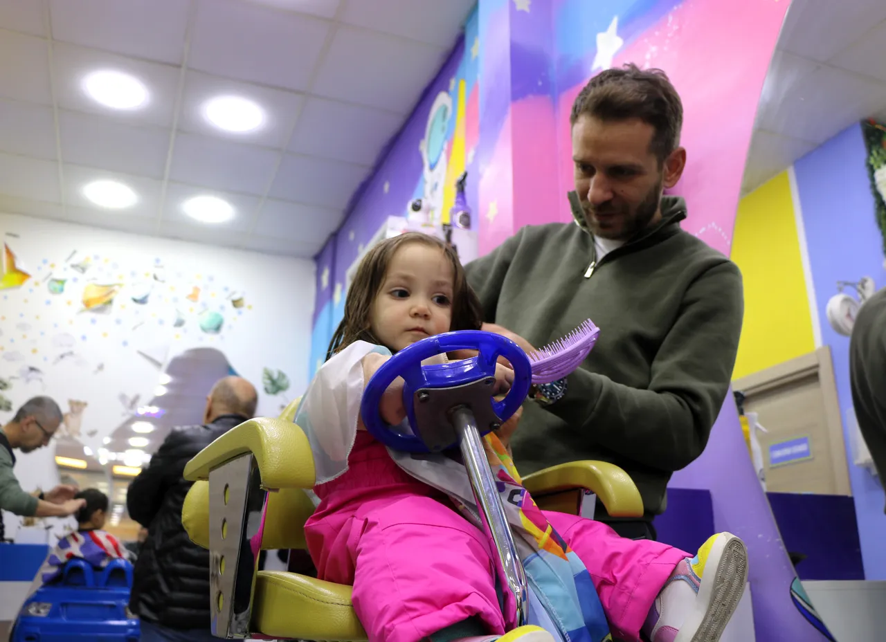 Turski frizer u Eskisehiru pretvorio dječiji strah u radosno iskustvo i igru