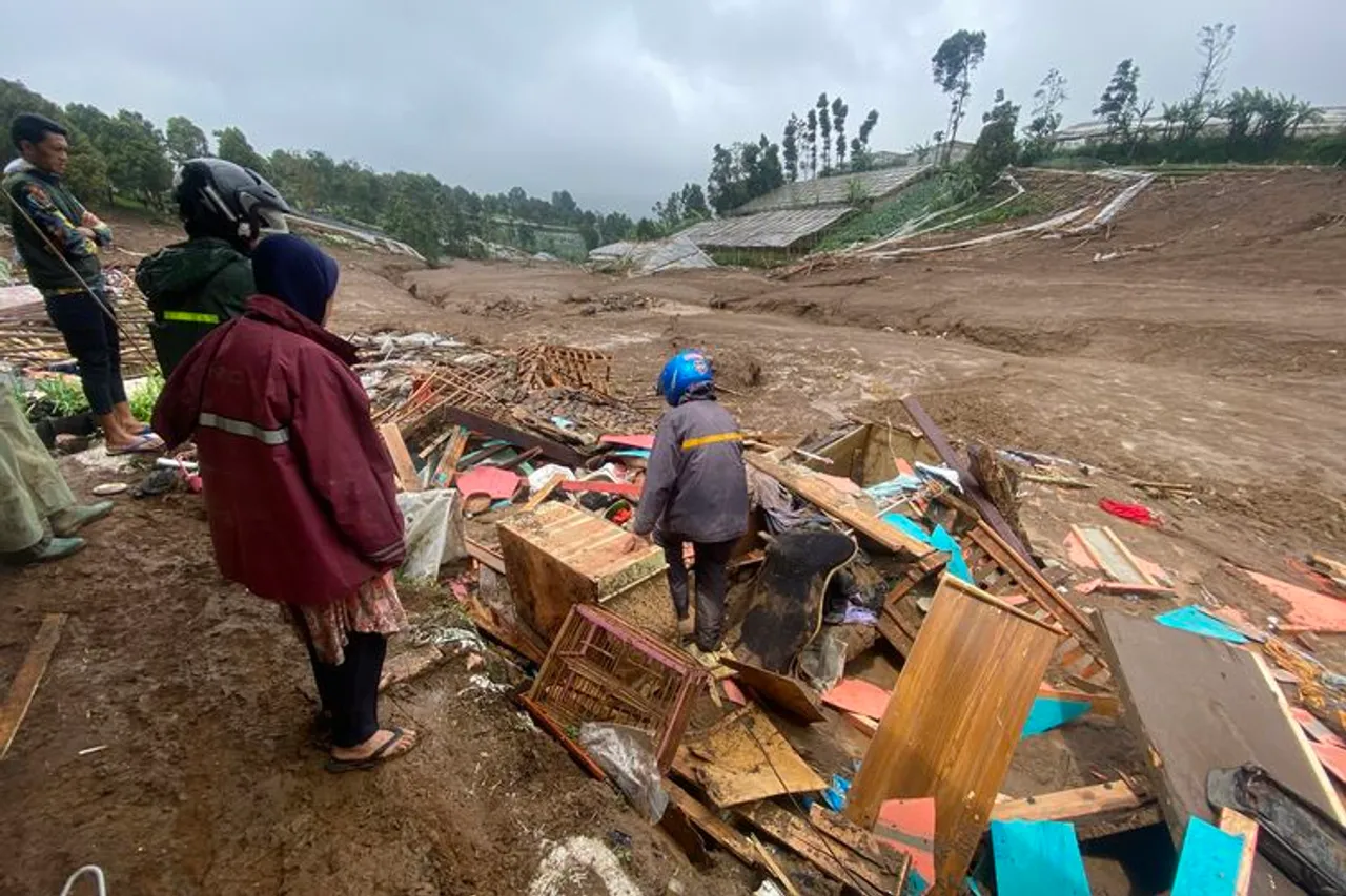 Longsor di Cisarua tewaskan tujuh orang, puluhan warga masih hilang
