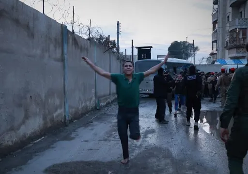 الأمن السوري يُفرج عن 126 قاصراً كانوا معتقلين لدى "YPG" الإرهابي في سجن الأقطان