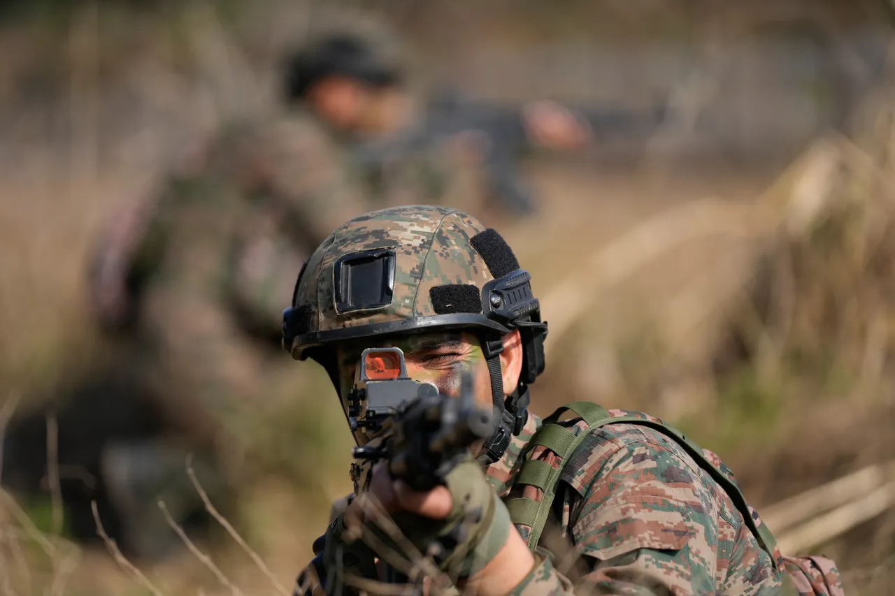 د پاکستان په شمال لوېدیځ کې د پوځي عملیاتو له وېرې د شاوخوا ۷۰ زره کسانو د کډه کیدو ادعا شوې ده.