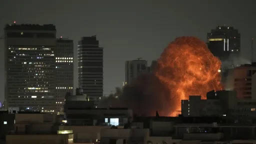 إعلام عبري: مخاوف من هجوم إيراني استباقي لضربة أمريكية محتملة.. وجيش الاحتلال: جاهزون للدفاع والهجوم