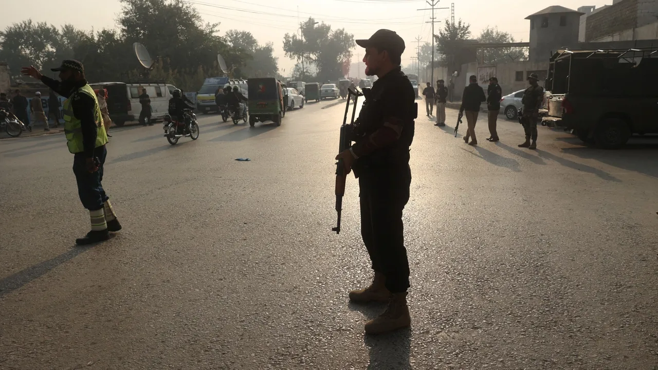 Explosão em casamento mata pelo menos cinco no Paquistão, polícia suspeita de atentado suicida