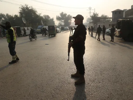 Explosão em casamento mata pelo menos cinco no Paquistão, polícia suspeita de atentado suicida