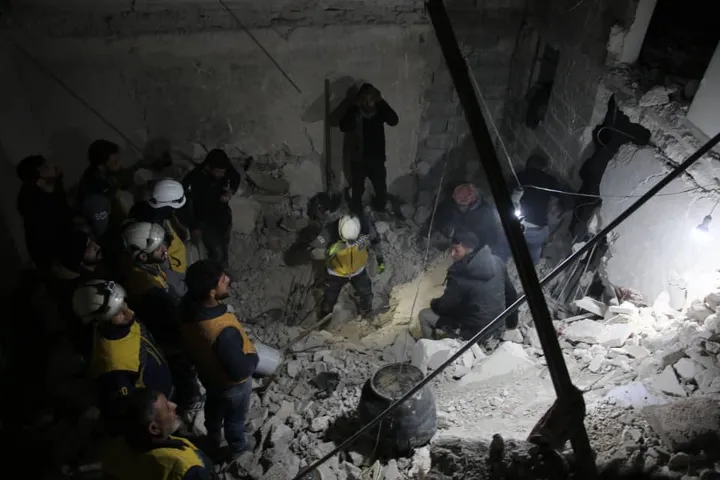 سوريا.. الدفاع المدني يواصل لليوم الثاني البحث عن مفقود تحت أنقاض مبنى منهار في حلب