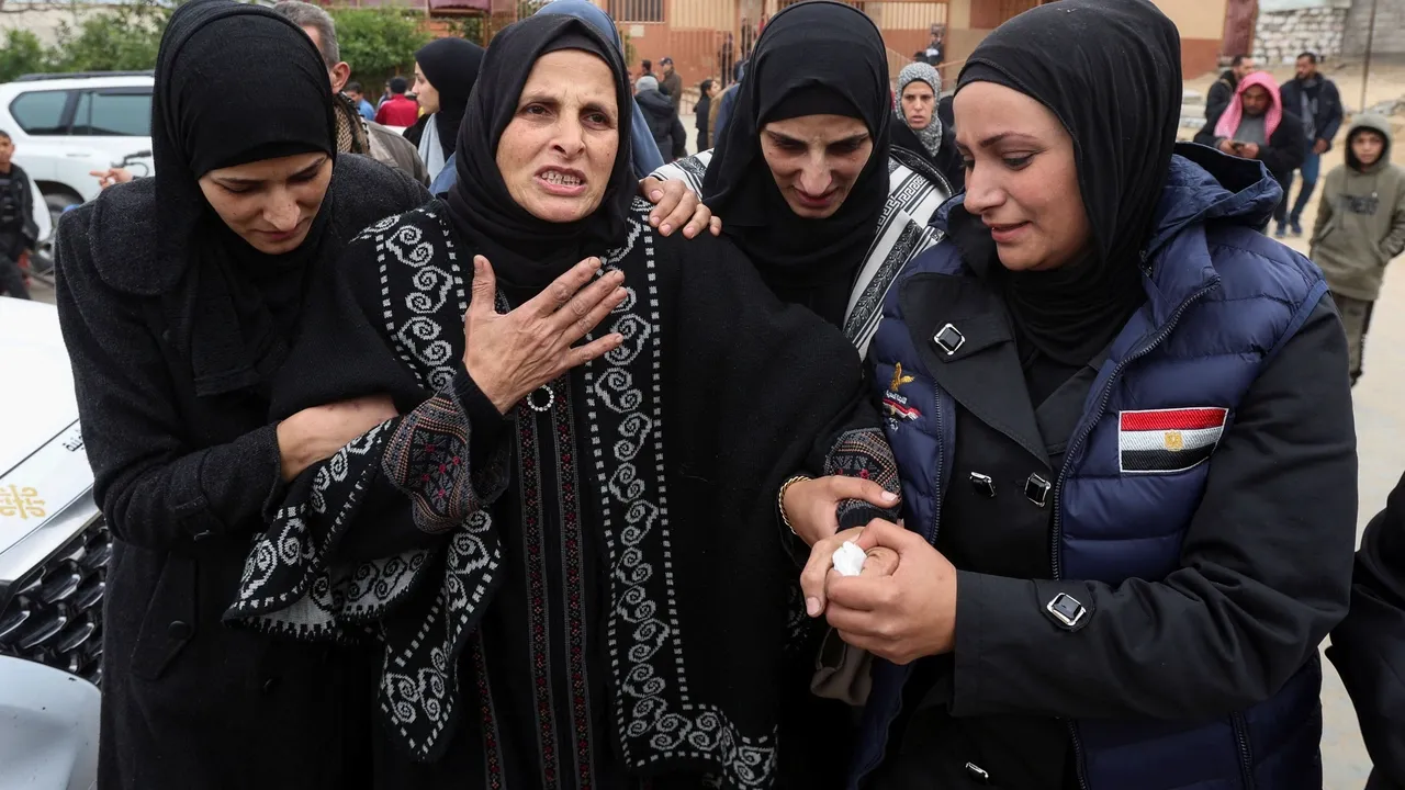 قصف متواصل و600 ألف طفل في غزة بلا تعليم منذ عامين ودعوات مصرية للانسحاب وفتح معبر رفح