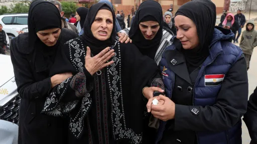 قصف متواصل و600 ألف طفل في غزة بلا تعليم منذ عامين ودعوات مصرية للانسحاب وفتح معبر رفح