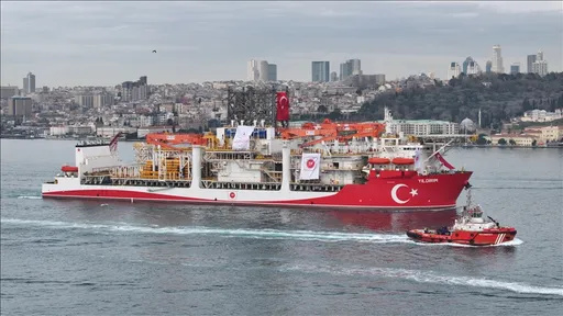 Anija e shpimit në det të thellë "Yildirim" kalon nëpër Ngushticën e Dardaneleve