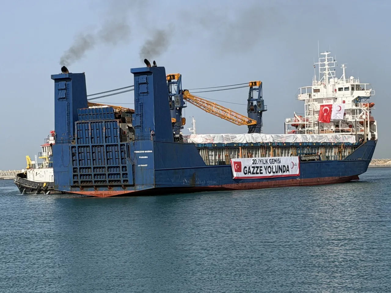 کشتی هلال‌احمر ترکیه حامل ۱۴۰۰ تُن کمک بشردوستانه وارد بندر العریش مصر شد