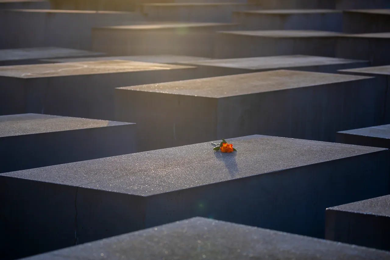 Gedenken an Opfer des Holocaust - Kranzniederlegung in Berlin
