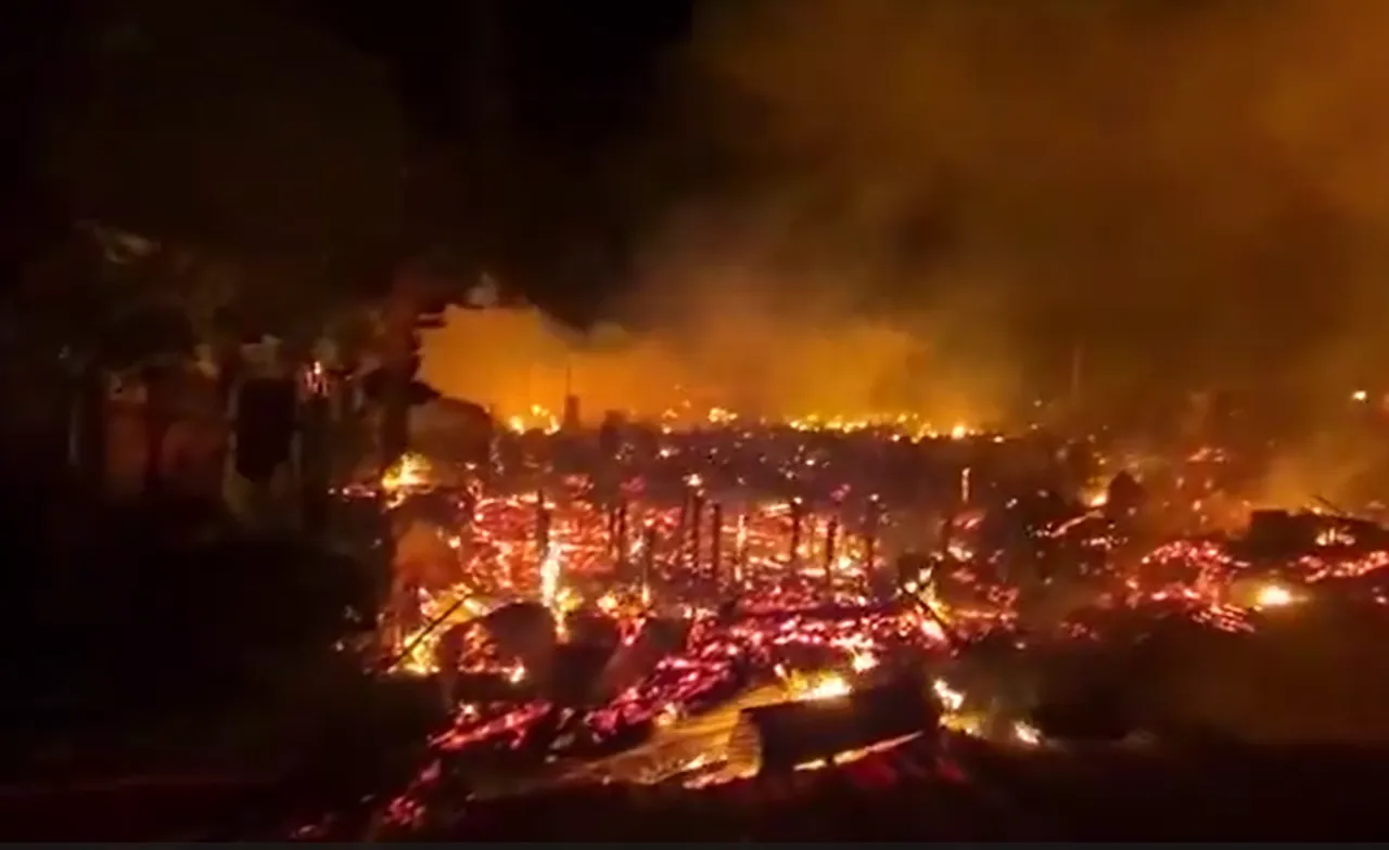 Kebakaran besar lahap belasan bangunan dan kios di Pasar Kasongan, Kalimantan Tengah