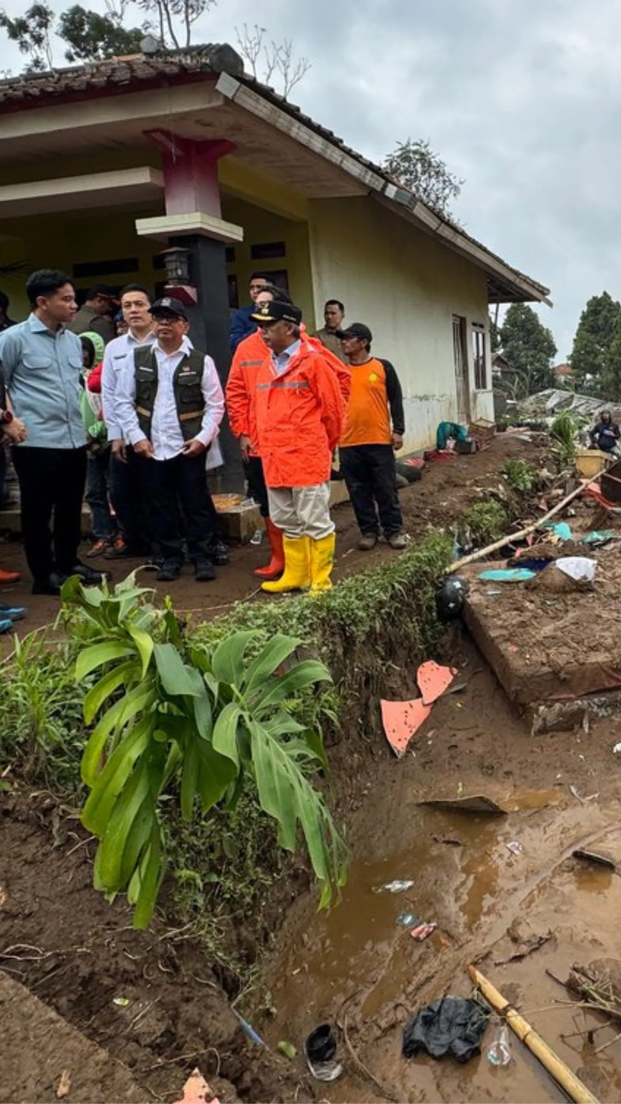 Wakil Presiden Gibran tinjau penanganan banjir dan longsor di Bandung Barat